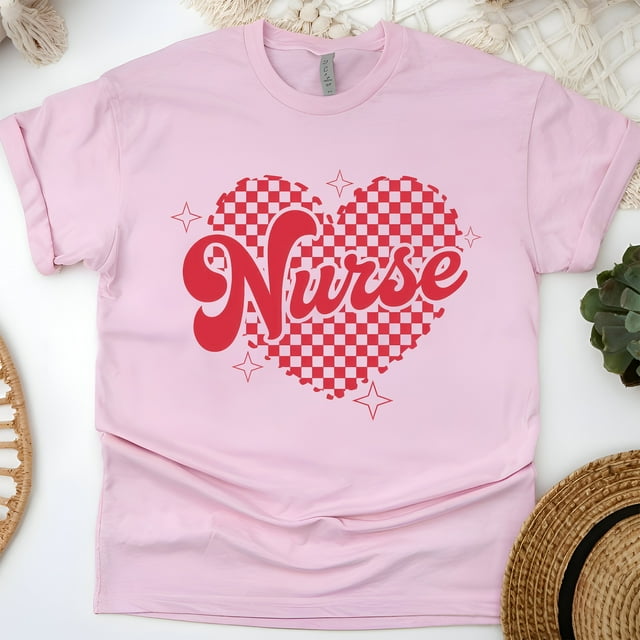 T-shirt Graphique d'Infirmière avec Motif de Cœur Rétro pour le Personnel Médical, Rose Pâle, Taille g