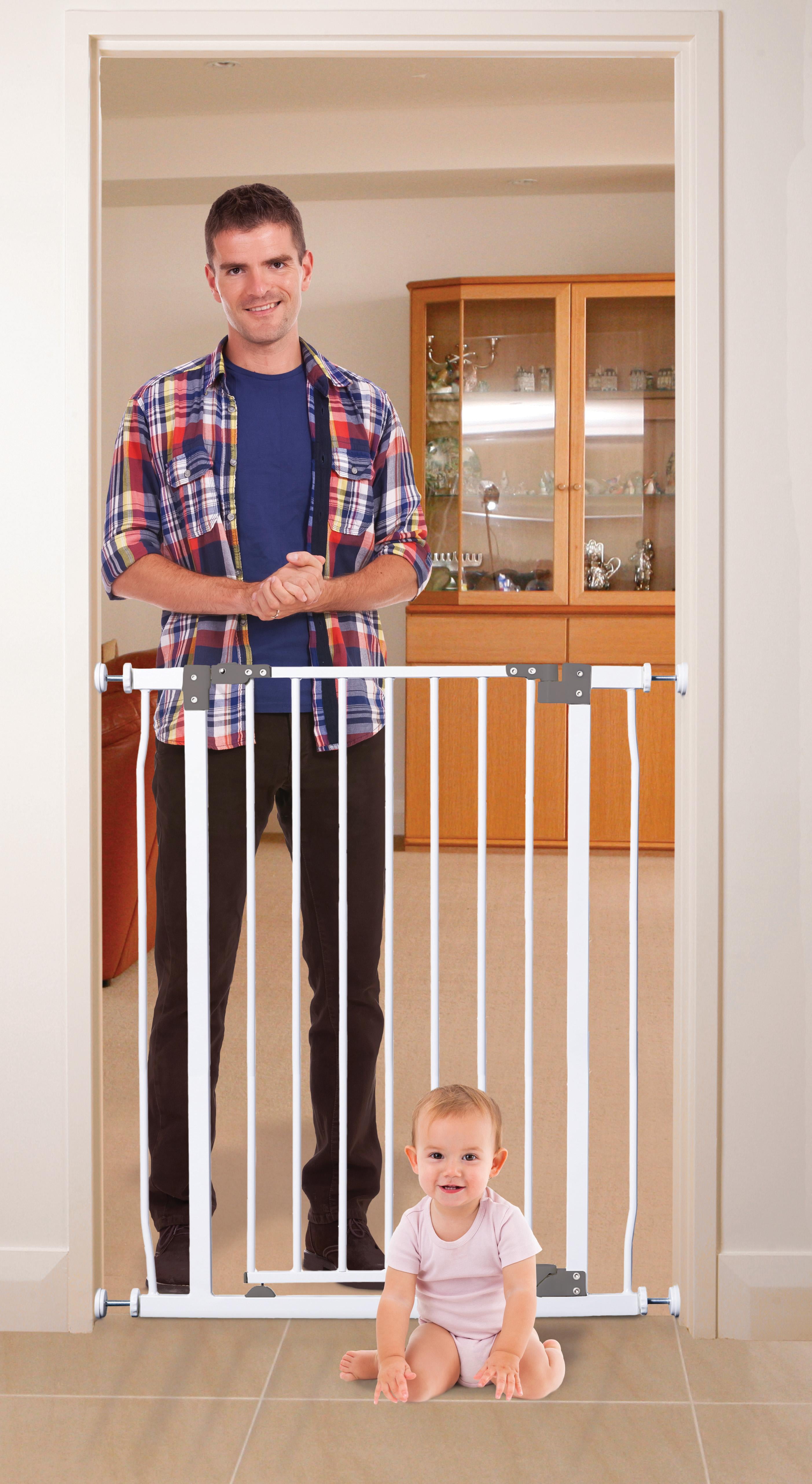 29.5-33 inches, White Dreambaby Liberty Auto Close Security Gate w/Smart Stay Open Feature 