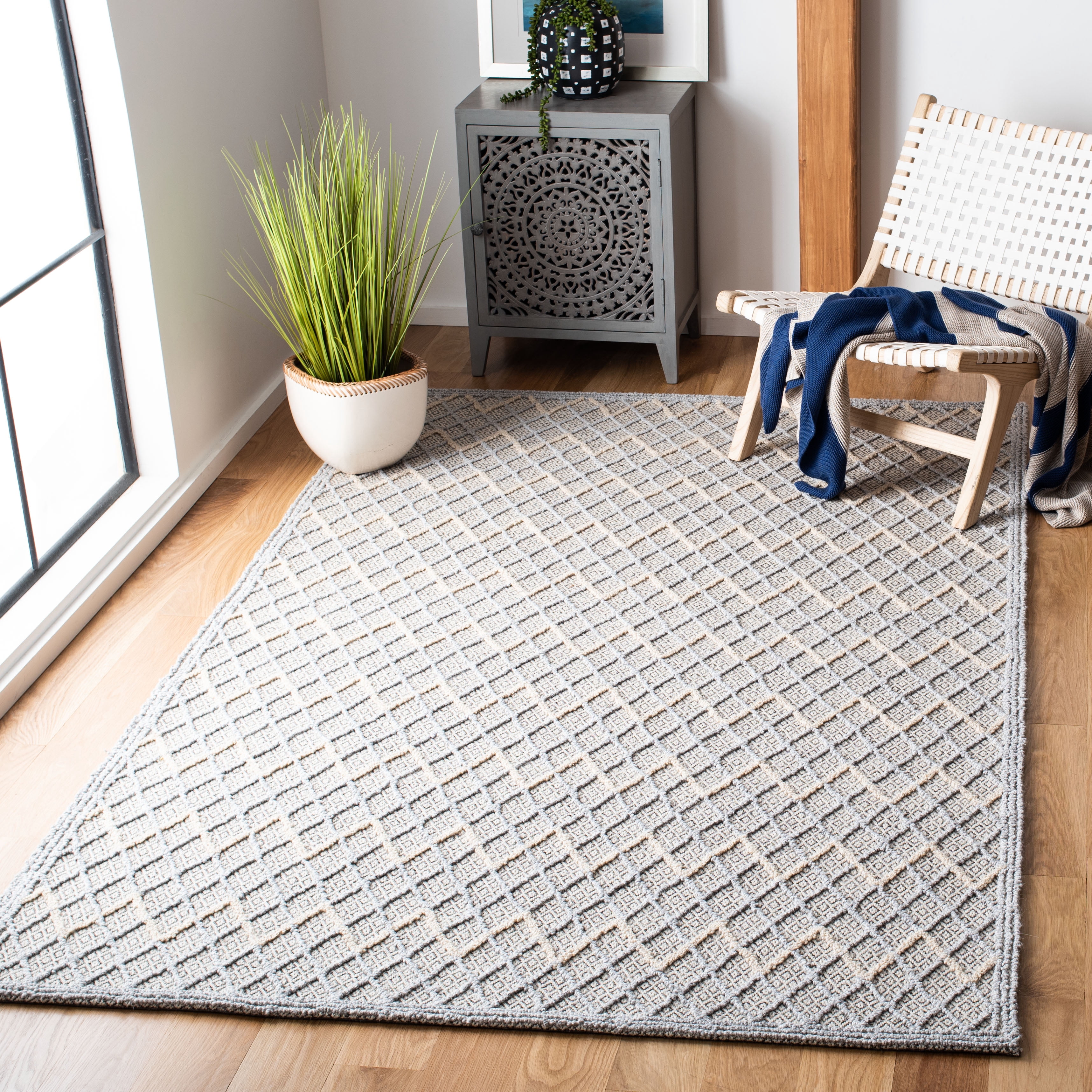 SAFAVIEH Trace Giselle Geometric Area Rug, Blue/Black, 5' x 8'