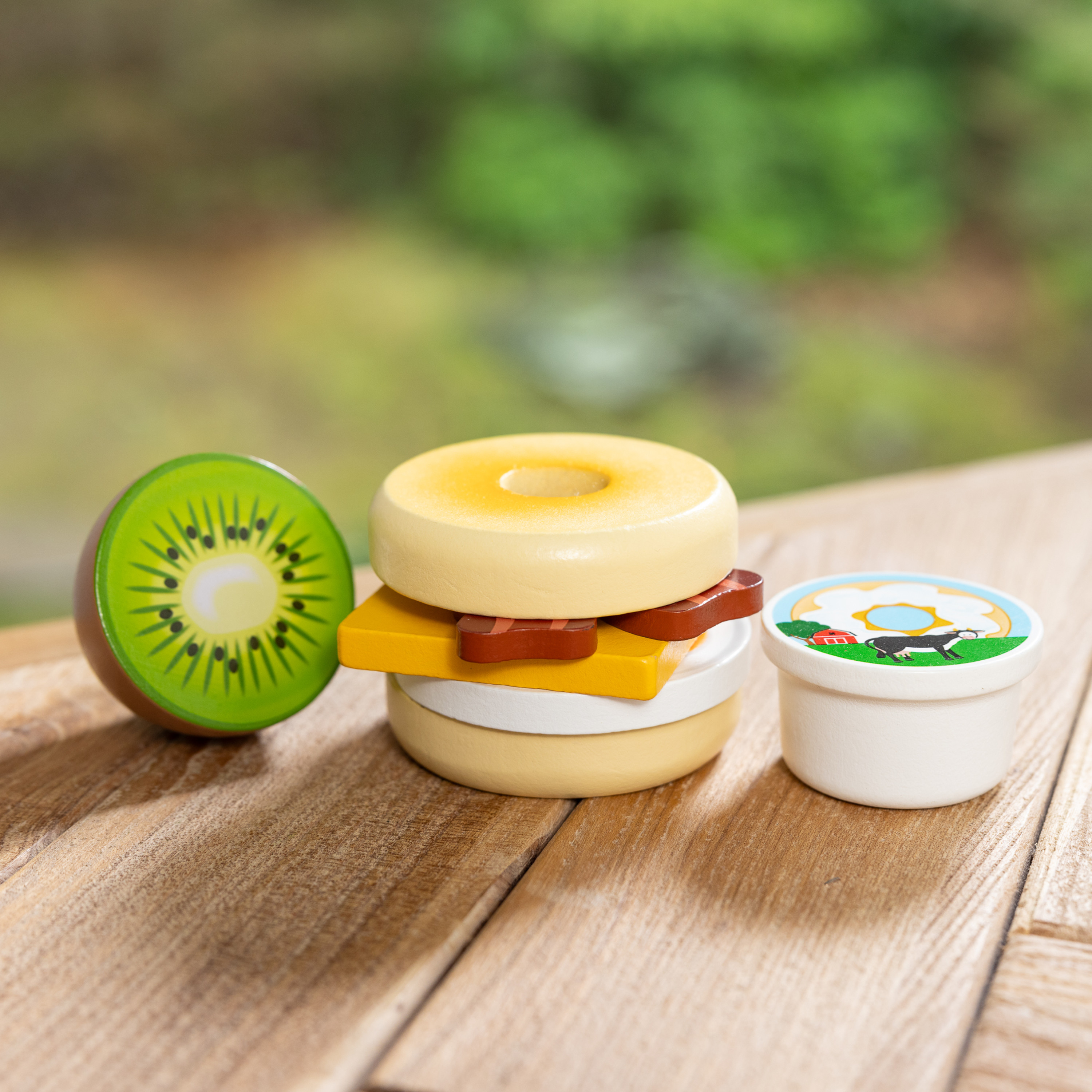 Melissa & Doug Wooden Breakfast Picnic Box Play Food Set for Boys and for Girls 2+