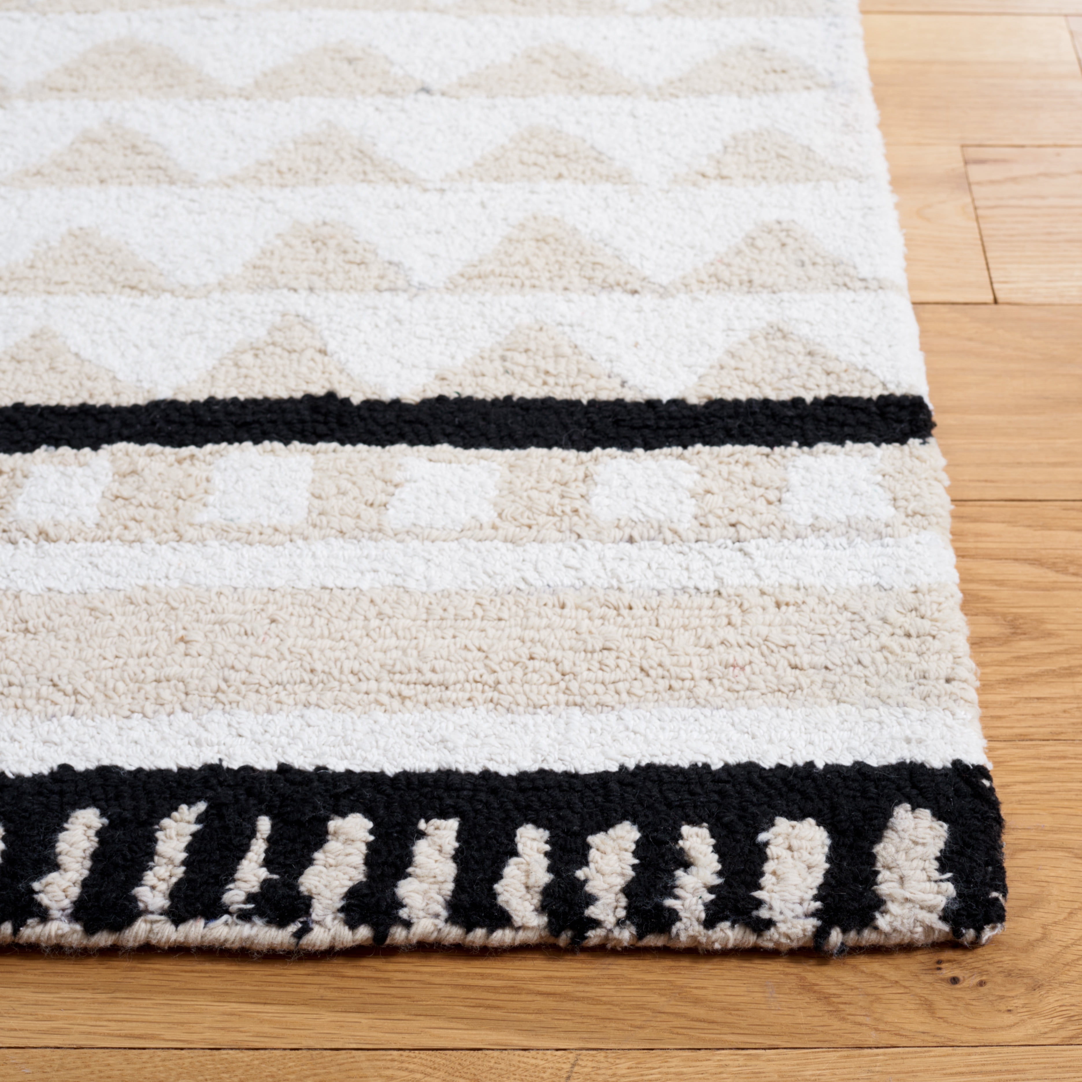 SAFAVIEH Capri Jampa Southwestern Area Rug, Ivory/Beige, 3' x 5'