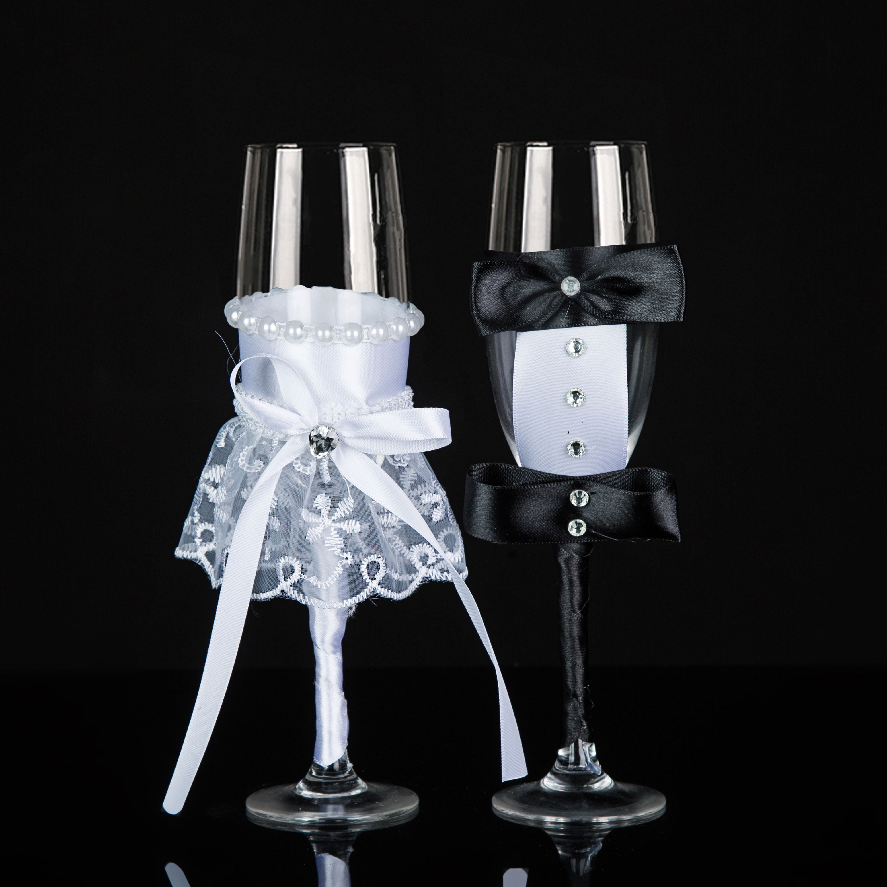 Bride & Groom Mr  Mrs Champagne Glasses Flutes Pair Toasting Wedding Gifts Party 