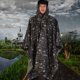 thumbnail image 2 of Poncho impermeable militar con capucha y tejido antidesgarro para acampar y hacer senderismo al aire libre., 2 of 14