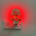 thumbnail image 3 of Lámpara realista del cráneo del aplique de la pared de la luz del cráneo de Halloween con la llama para la decoración casera, 3 of 5
