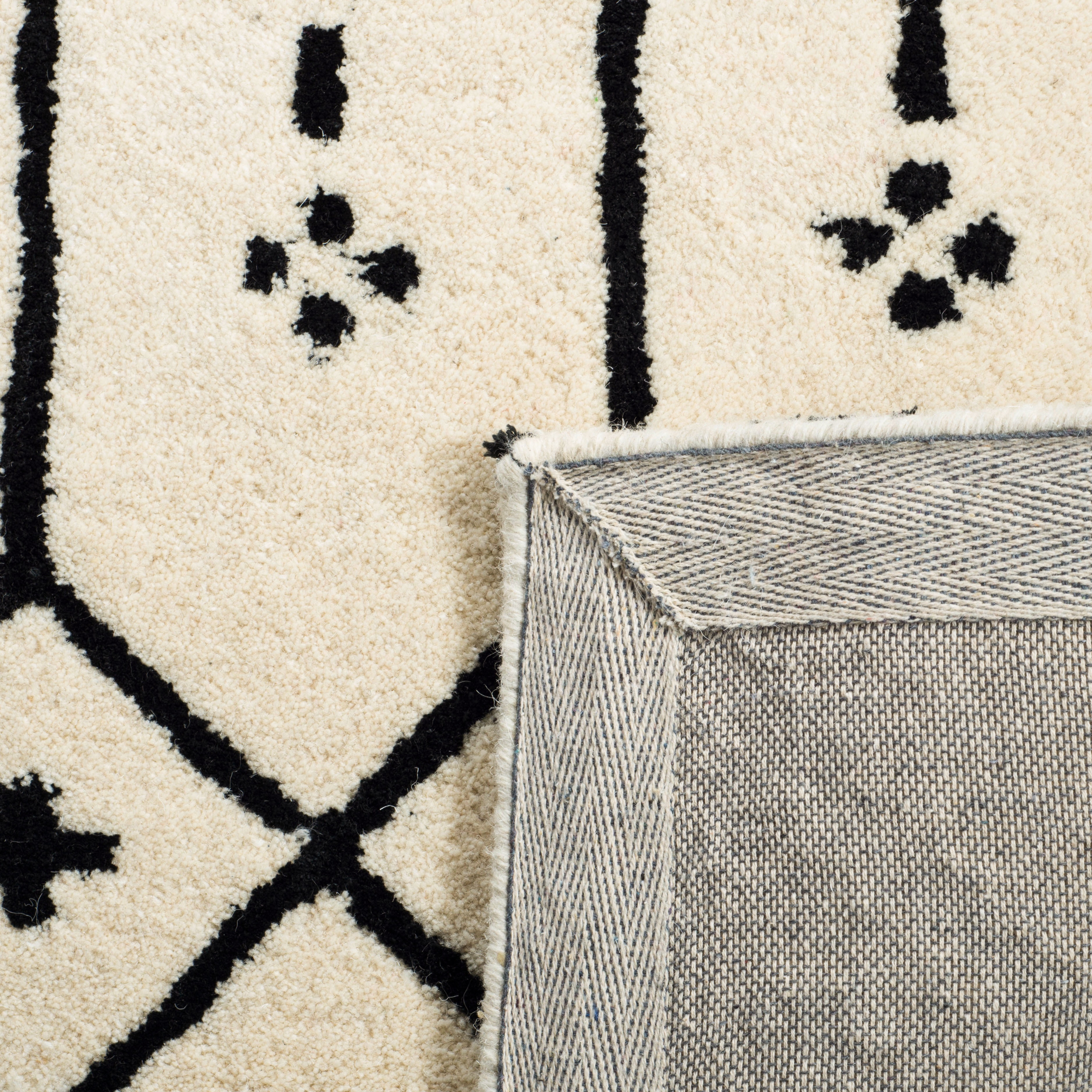 SAFAVIEH Himalaya Darin Geometric Wool Area Rug, Ivory/Black, 6' x 9'