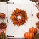 thumbnail image 5 of Corona de calabaza para festival, colgante luminoso de hojas de arce y bayas para puerta de entrada, decoración de Acción de Gracias, corona para colgar en la pared, 5 of 7