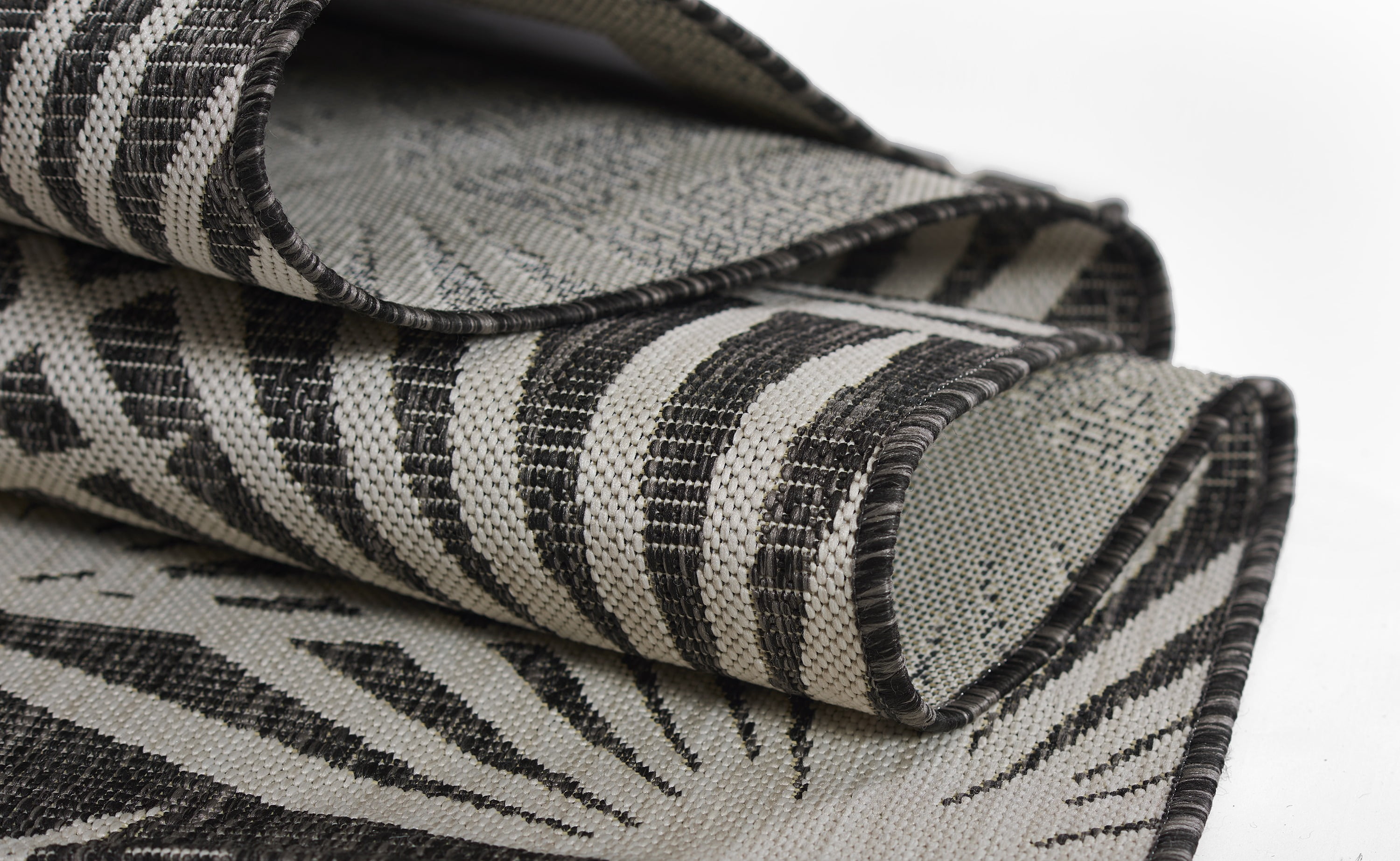 Novogratz by Momeni Villa Sorrento Charcoal Indoor Outdoor Rug 3'3" X 5'