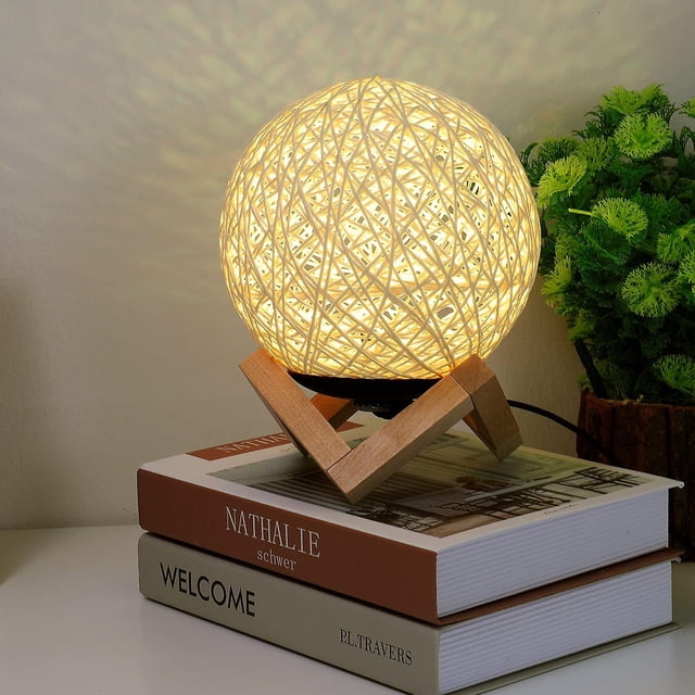 Lámpara de noche LED con forma de bola de ratán esférica, base de madera maciza, luz LED regulable con proyección (modelos enchufables de 20 cm)