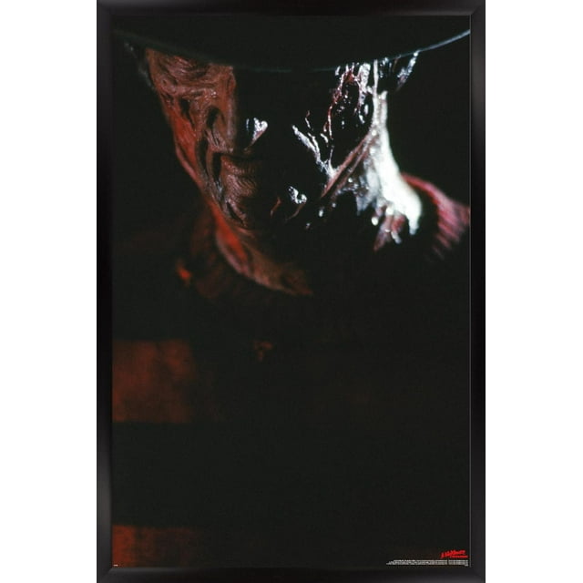 Un Cauchemar sur Elm Street - Affiche Murale Portrait de Freddy avec Cadre Magnétique, 22,375 Pouces x 34 Pouces, Présentant un Gros Plan Centré du Visage Brûlé et Cicatrisé de Freddy Krueger sous une fedora Sombre et un Chandail Rayé Rouge-Vert, Imprimée sur Papier Brillant aux Couleurs Vives et Encadrée dans un Cadre en Bois Magnétique Noir, Convient à la Déco Murale et aux Fêtes à Thème.