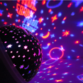 thumbnail image 4 of Haga clic para abrir la vista ampliada Luz nocturna de estrellas, lámpara de estrellas con rotación romántica de 360°, proyección de techo para niños, proyector de lámpara para niños (4 LED, 8 modos de iluminación, 2 modos de carga) - Rosa JM, 4 of 5