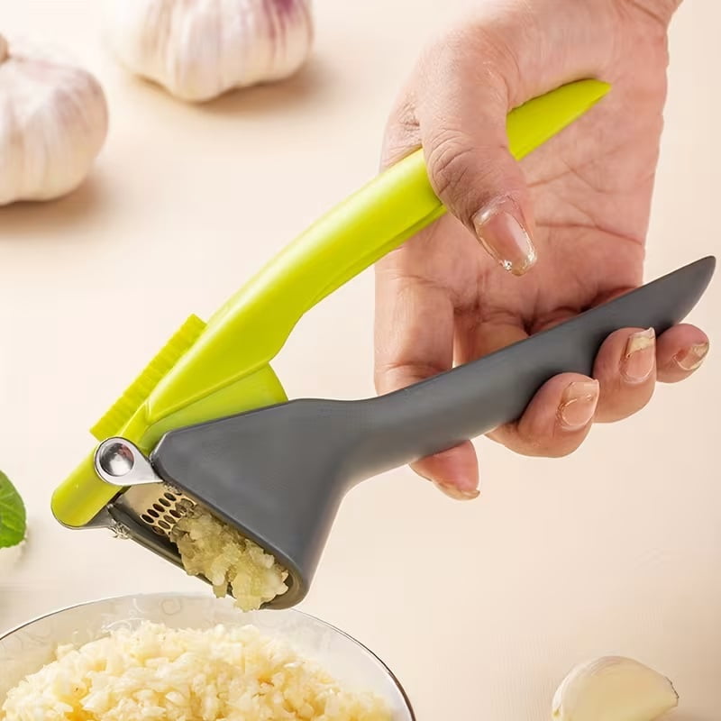 Manual garlic masher, kitchen essential garlic press, mixed color garlic grinder, press garlic peeler (random colors)
