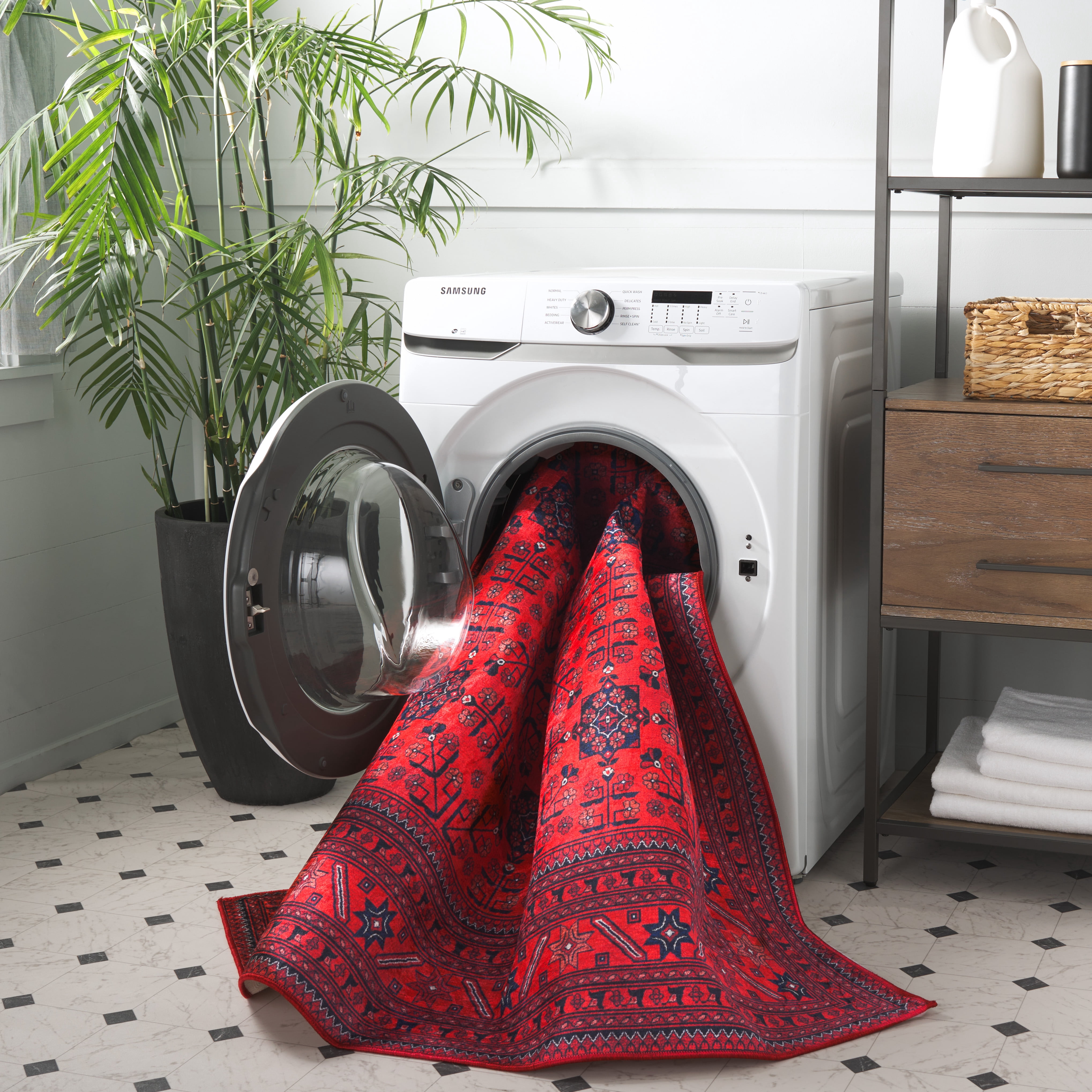 SAFAVIEH Orlando Martina Geometric Machine Washable Area Rug, Red/Black, 5'5" x 5'5" Round