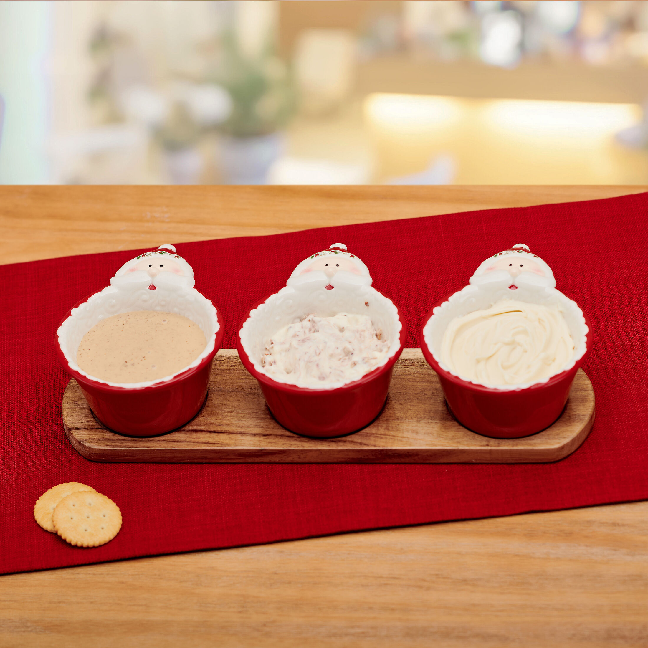 Pfaltzgraff Winterberry 3 Santa Dip Bowls with Wood Base