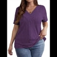 thumbnail image 1 of Camisa Informal de Corta con Cuello en V Cruzado, Color Liso, con Perforaciones y Diseño Cepillado para Mujer, Talla Grande Púrpura XXL, 1 of 7