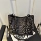 thumbnail image 4 of Bolso de mano de gran capacidad con estampado de leopardo retro europeo y americano, nuevo modelo 2025, bolso de mano sencillo y moderno para ir al trabajo, bolso de hombro de moda, 4 of 5