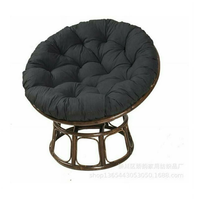 Coussin Ergonomique pour Fauteuil Papasan de Couleur Noir Foncé, en Tissu Doux et Confortable avec Détails Capitonnés. Conçu pour une Utilisation à Long Terme Sans fatigue, Ce Coussin Résistant aux Intempéries Est Idéal pour les Meubles de patio Ou les Coussins de Chaise d'Extérieur. Convient aux Contextes Intérieurs et Extérieurs, Il Se Fixe Solidement à un Cadre de Fauteuil Rond en Rotin avec des Sangles de Fixation Conviviales.