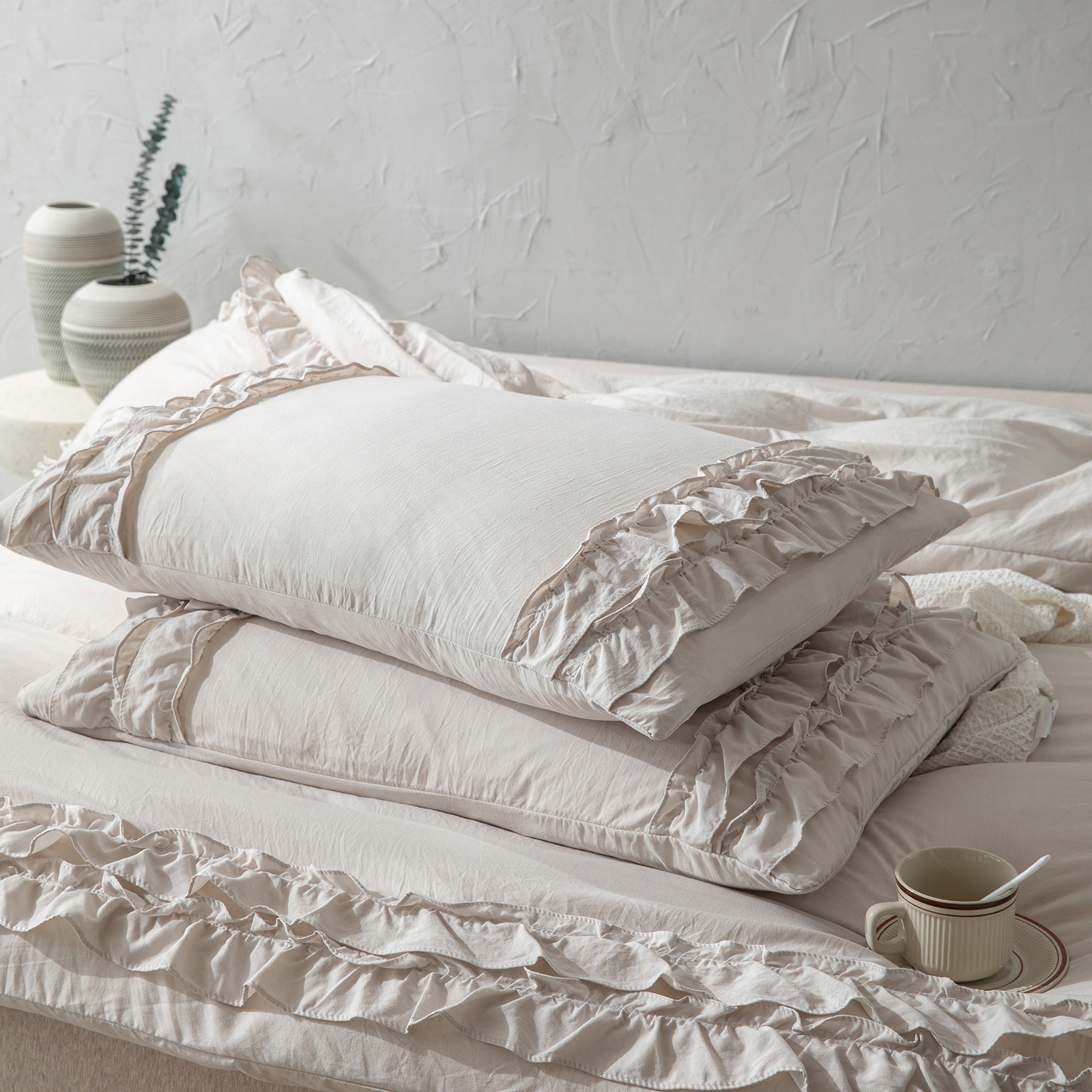 Boho Ruffled Comforter Set Super Soft Cozy Bedding Set with Pillowcases Elegant Chic Bedroom Decor Rustic Farmhouse Quilt Comforter 3 Pcs Set