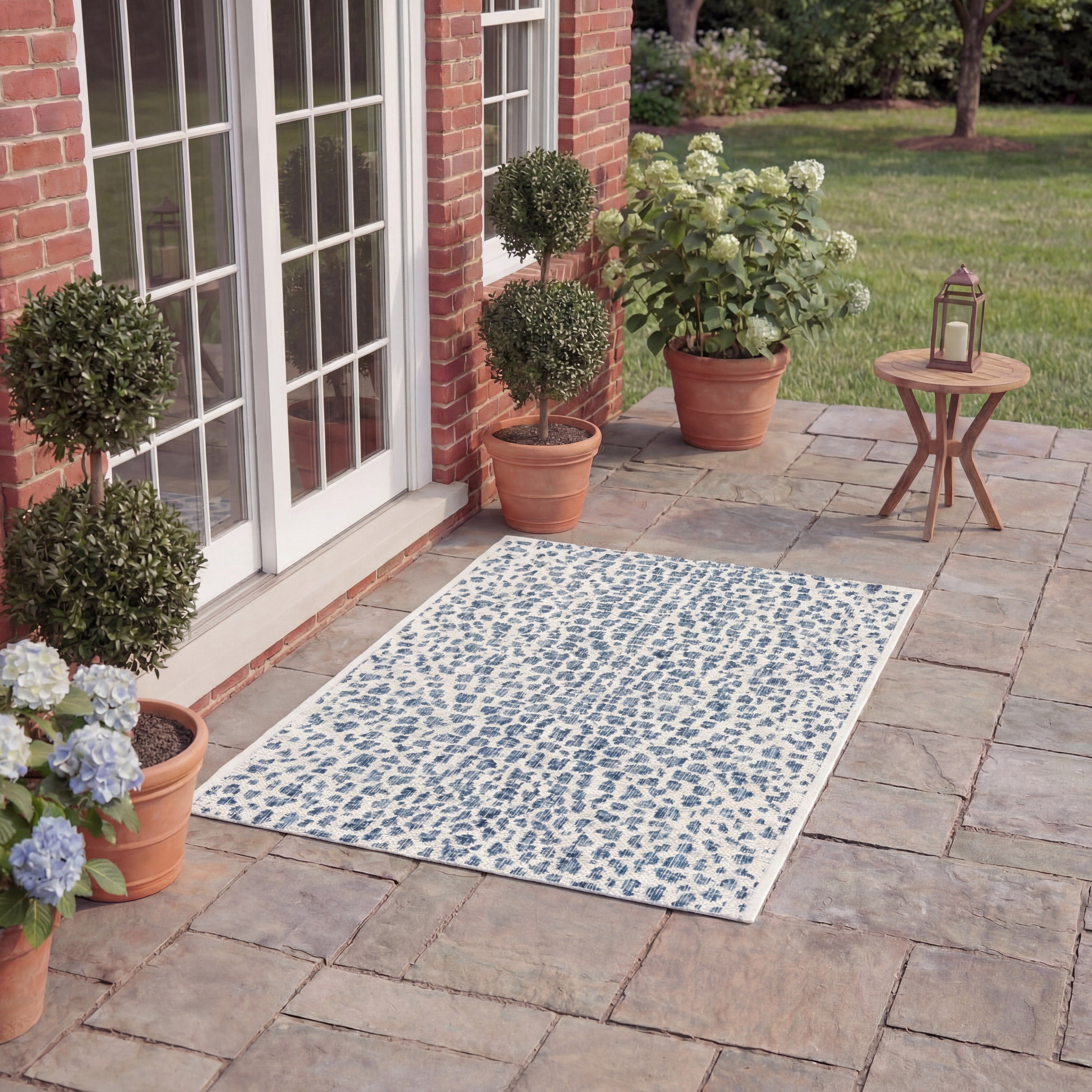 Safavieh Courtyard Karina Animal Indoor/Outdoor Area Rug, Ivory/Navy, 5'3" x 7'7"