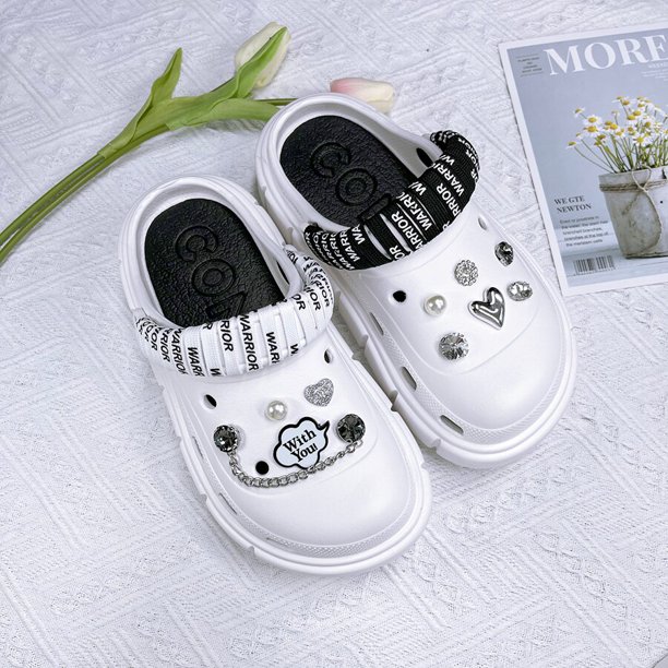 Sandalias con dijes a la moda para mujer, zapatos de zueco para exteriores, zapatillas de suela gruesa, sandalias de verano de alta calidad para niñas, 2023 qym unisex
