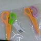 thumbnail image 4 of Fiudx Tijeras de Plástico, Diseño Seguro y Ligero, Herramienta de Juguete de Colores Brillantes, Accesorio Divertido para Manualidades, Uso En La Oficina o El Hogar, Color Aleatorio, Juego de 1 Pieza, 4 of 4