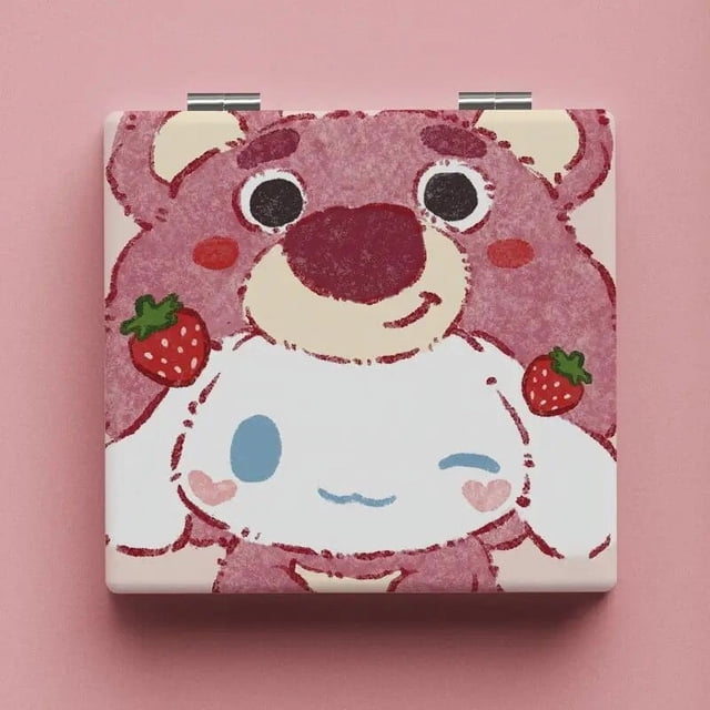 espejo de maquillaje portátil plegable kawaii anime sanrio hello kitty y2k espejo cosmético doble cara, vista frontal cuadrada (aprox. 6.7×7.1 cm) con tapa metálica impresa estilo peluche rosa y personaje Cinnamoroll guiñando, marco metálico y superficie de vidrio, plegable para bolso; también adecuado para guardar accesorios pequeños al viajar.