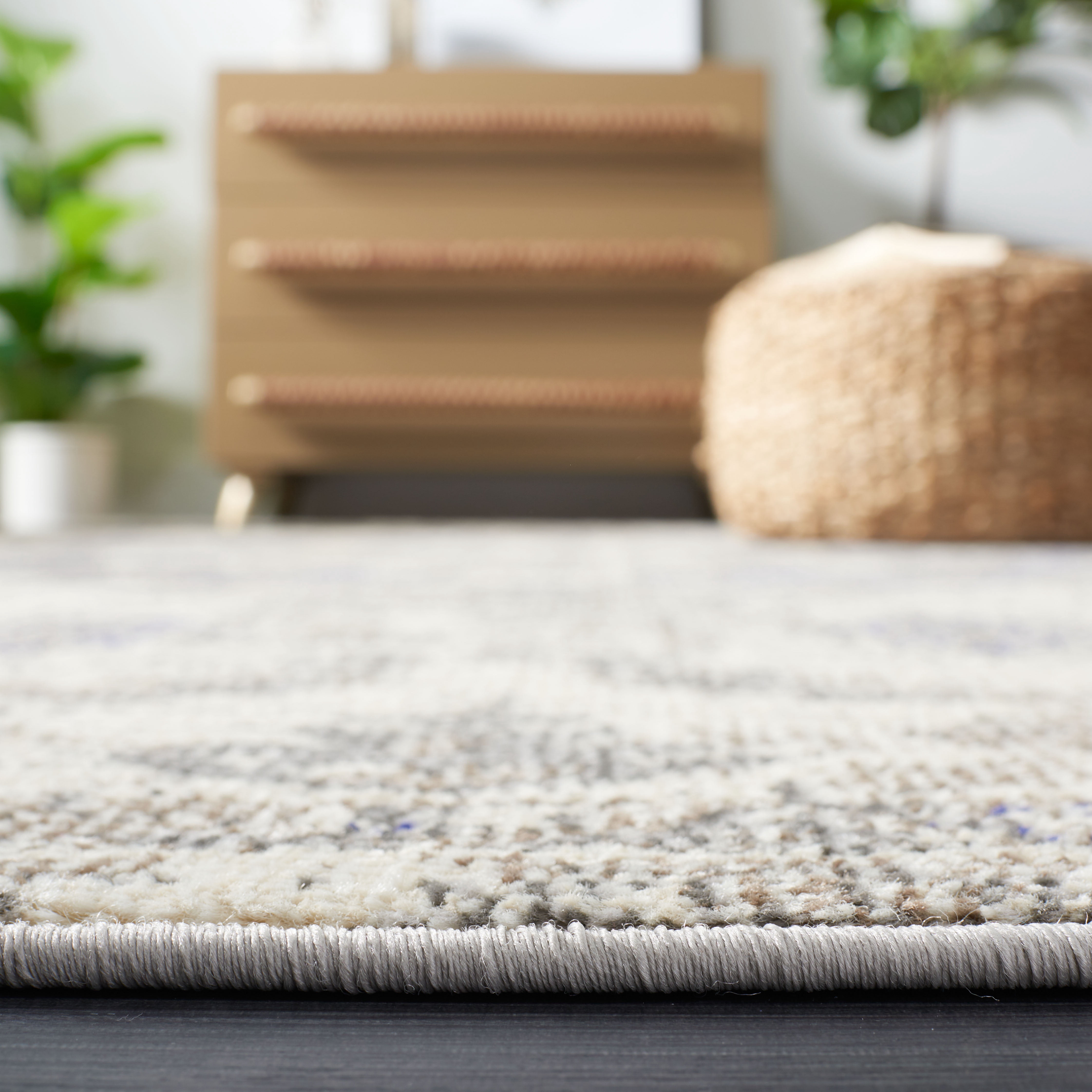 SAFAVIEH Madison Elinor Traditional Distressed Area Rug, Beige/Purple, 5'3" x 7'6"