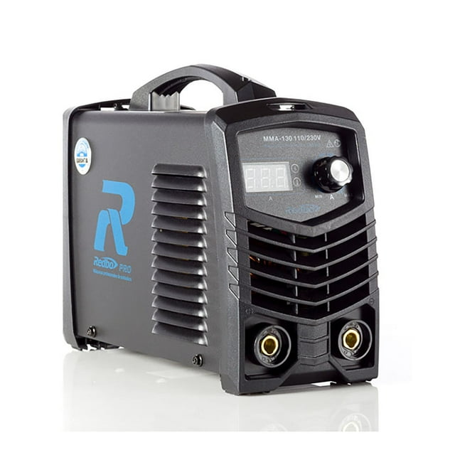 soldadora inversora redbo mma-130, 120a. ultra portátil (3.5kg). bivoltaje 110/220v con pantalla digital. multiproceso mma y tig lift. certificada nom — 3/4 frontal de la soldadora negra Redbo MMA-130 con asa superior; carcasa compacta con rejillas laterales, pantalla digital y perilla de ajuste de amperaje en el panel frontal, dos conectores para electrodos y logotipo azul en el costado. Adecuada para trabajos móviles y para tareas de precisión con TIG Lift.