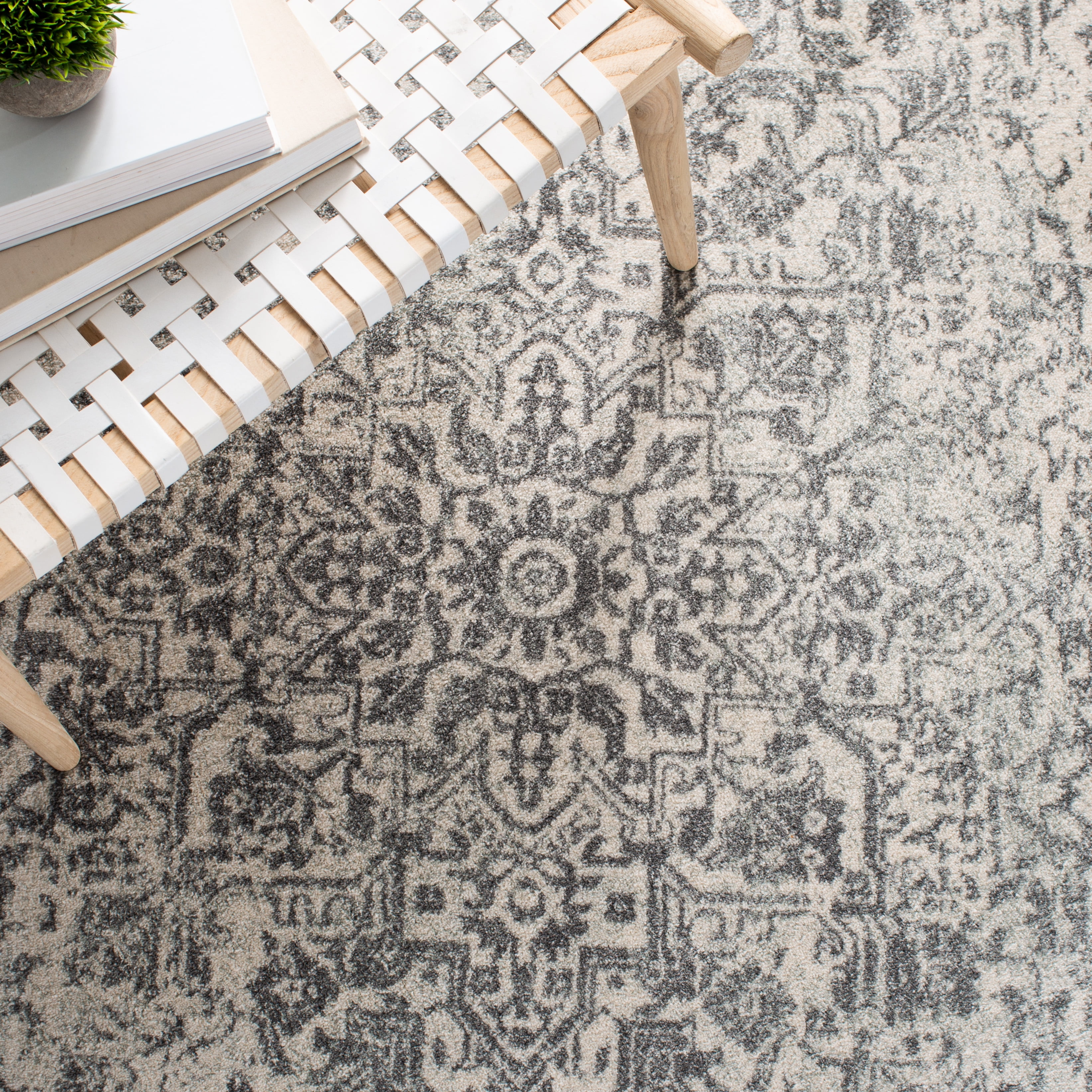 SAFAVIEH Accent Rug 3x5 - Evoke Collection - Traditional Design, Ivory & Grey, Non-Shedding & Easy Cleaning, Ideal for Living Room, Bedroom, Dining Space, Entryway, Bathroom, Bedside