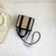 thumbnail image 4 of Bolsa De Hombro Bolso bandolera para mujer, bolso de viaje tejido a la moda, bolso informal sencillo para la playa para mujer Likrtyny Para Estrenar, 4 of 5