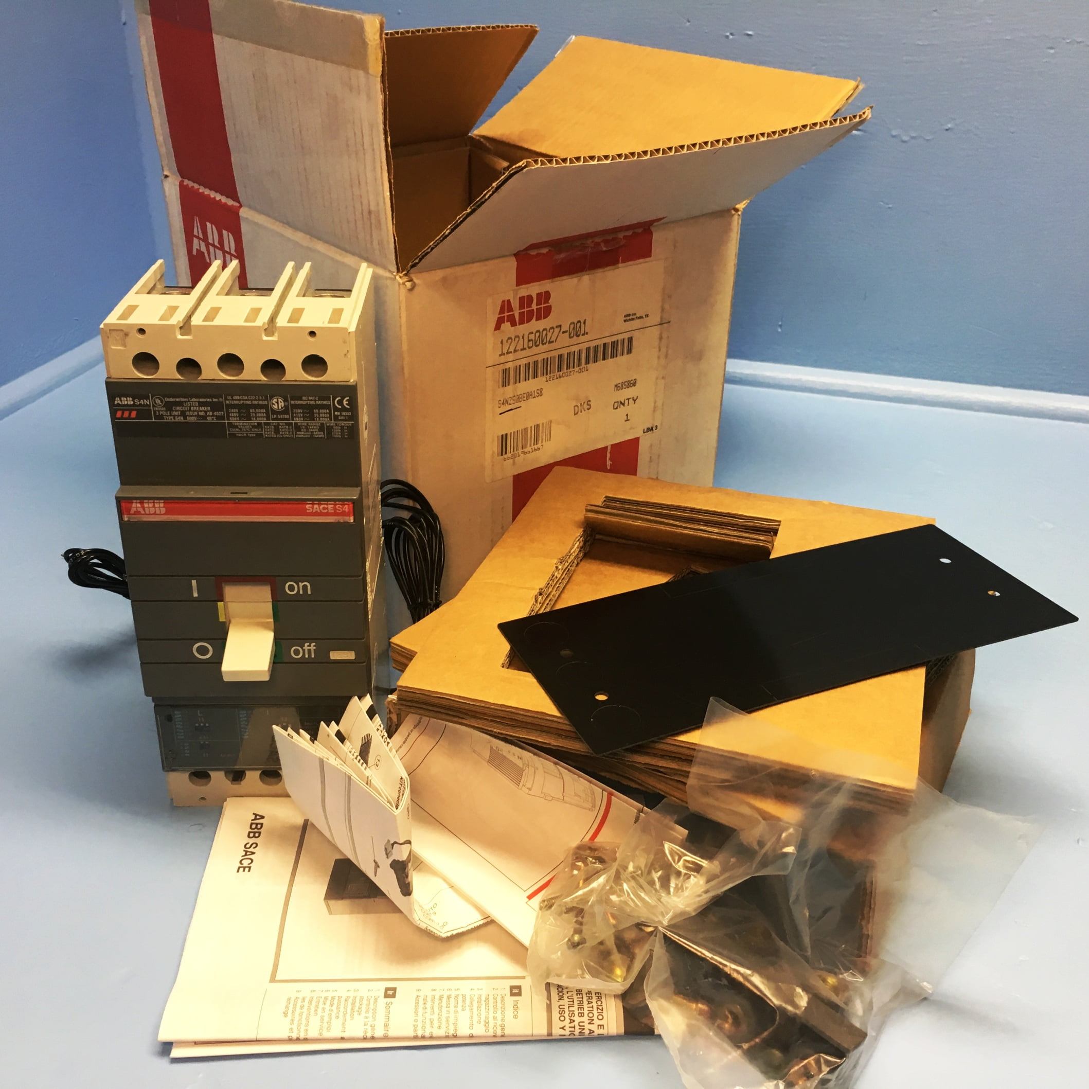 ABB S4N SACE S4 250A Circuit Breaker w// Aux /& Shunt 3 Pole PR211 250 Amp