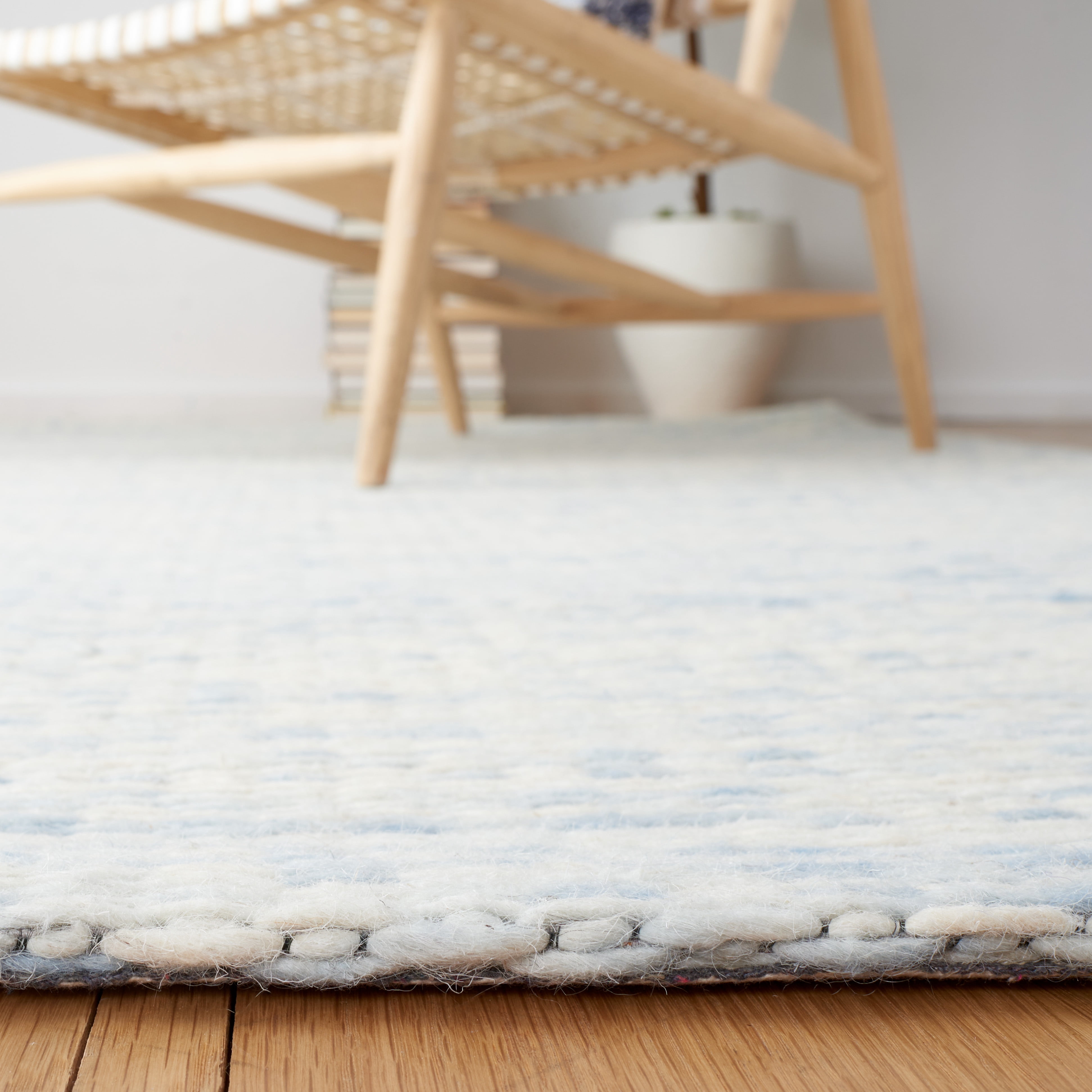 SAFAVIEH Marbella Taegan Distressed Area Rug, Blue/Ivory, 6' x 6' Round