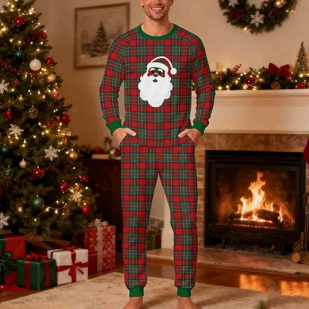 Pijama navideño para hombre, blusa y pantalones con estampado navideño a cuadros.
