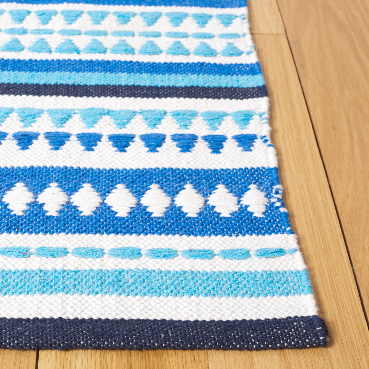 SAFAVIEH Montauk Kenyon Southwestern Cotton Area Rug, Blue/Ivory, 5' x 8'