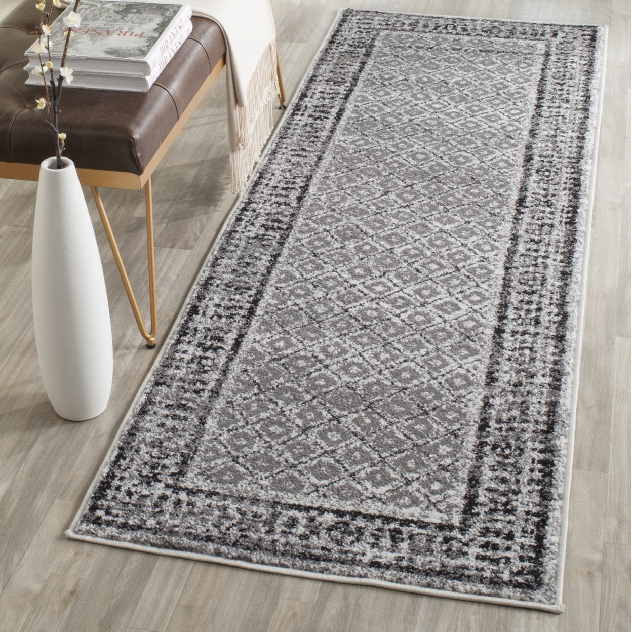 SAFAVIEH Adirondack Royston Traditional Area Rug, Ivory/Silver, 8' x 8' Round