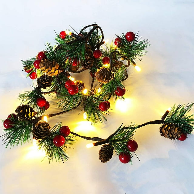 Guirnalda de luces LED de piñas de pino con bayas rojas, funciona con pilas, para decoración navideña en interiores y exteriores, 6,56 pies