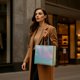 thumbnail image 3 of Paquete de 30 bolsas de regalo reutilizables iridiscentes con asas, grandes bolsas de comestibles no tejidas para compras, bolsas holográficas para fiestas, día festivo, 3 of 4