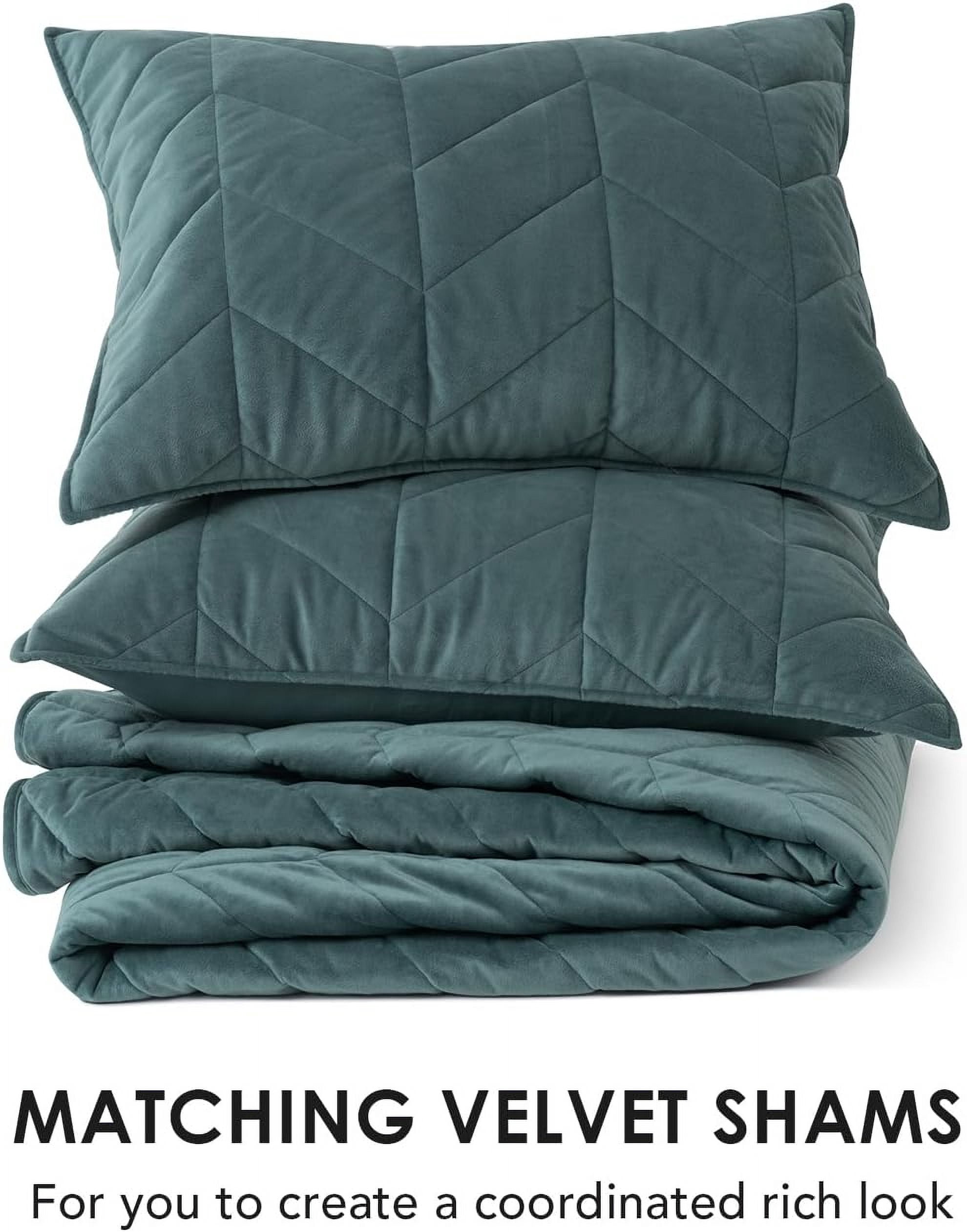 EVERGRACE 3 Pieces Luxurious Velvet King Quilts, Ultra Soft Lightweight Velvet Comforter Set, Matelasse Oversized Bedspread Coverlet for All Season with 2 Shams, Forest Green, 108''x96''