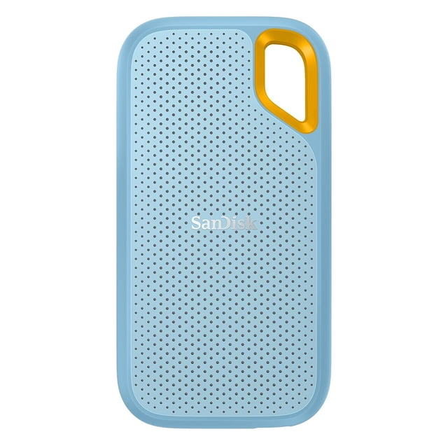 unidad de estado sólido externa SanDisk Extreme 2TB blue, vista frontal vertical con acabado azul cielo y logo SanDisk centrado. Superficie perforada texturizada, esquinas redondeadas y anilla mosquetón amarilla en la esquina superior derecha; diseño portátil compatible con USB-C.