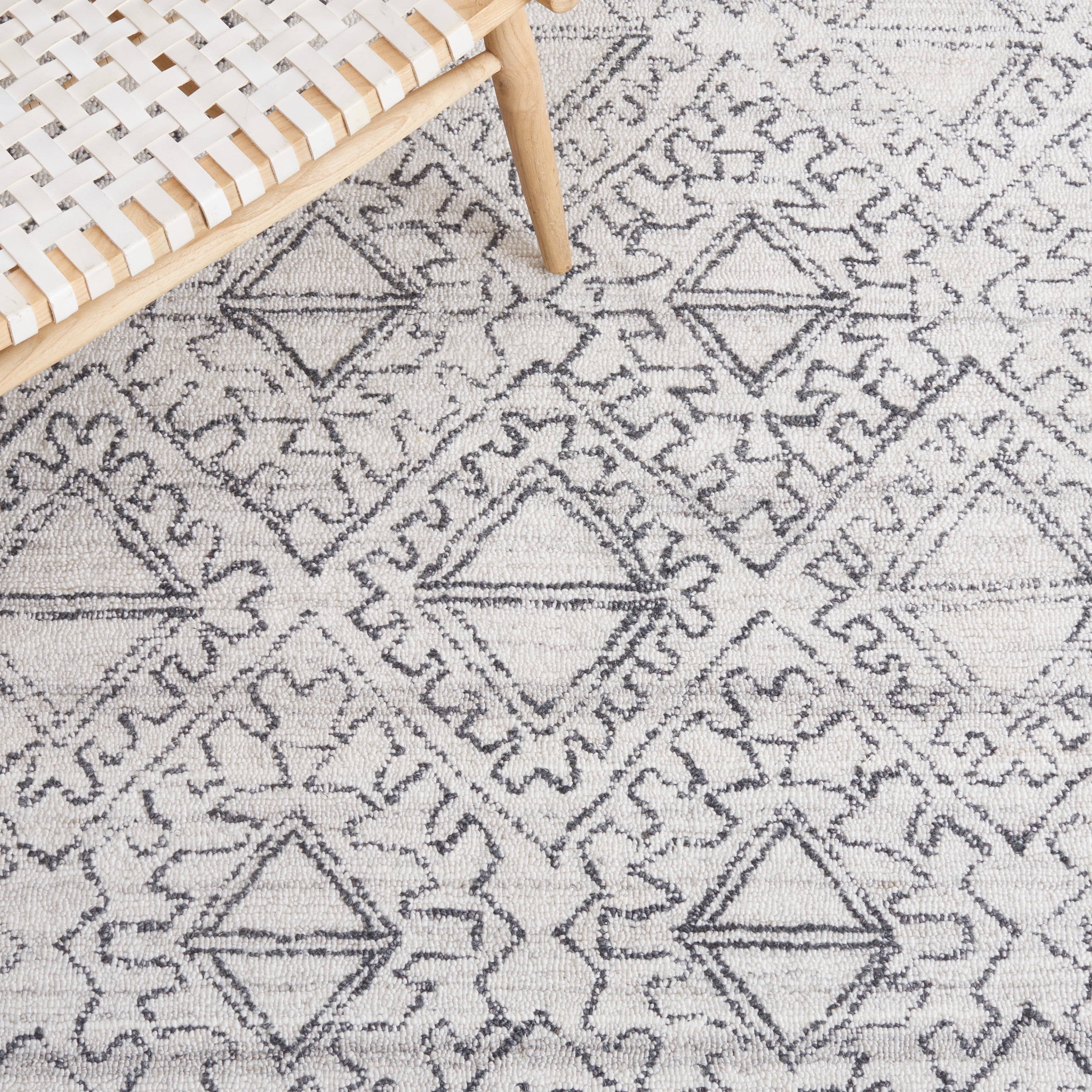 SAFAVIEH Casablanca Finnian Diamond Area Rug, Ivory/Black, 5' x 8'