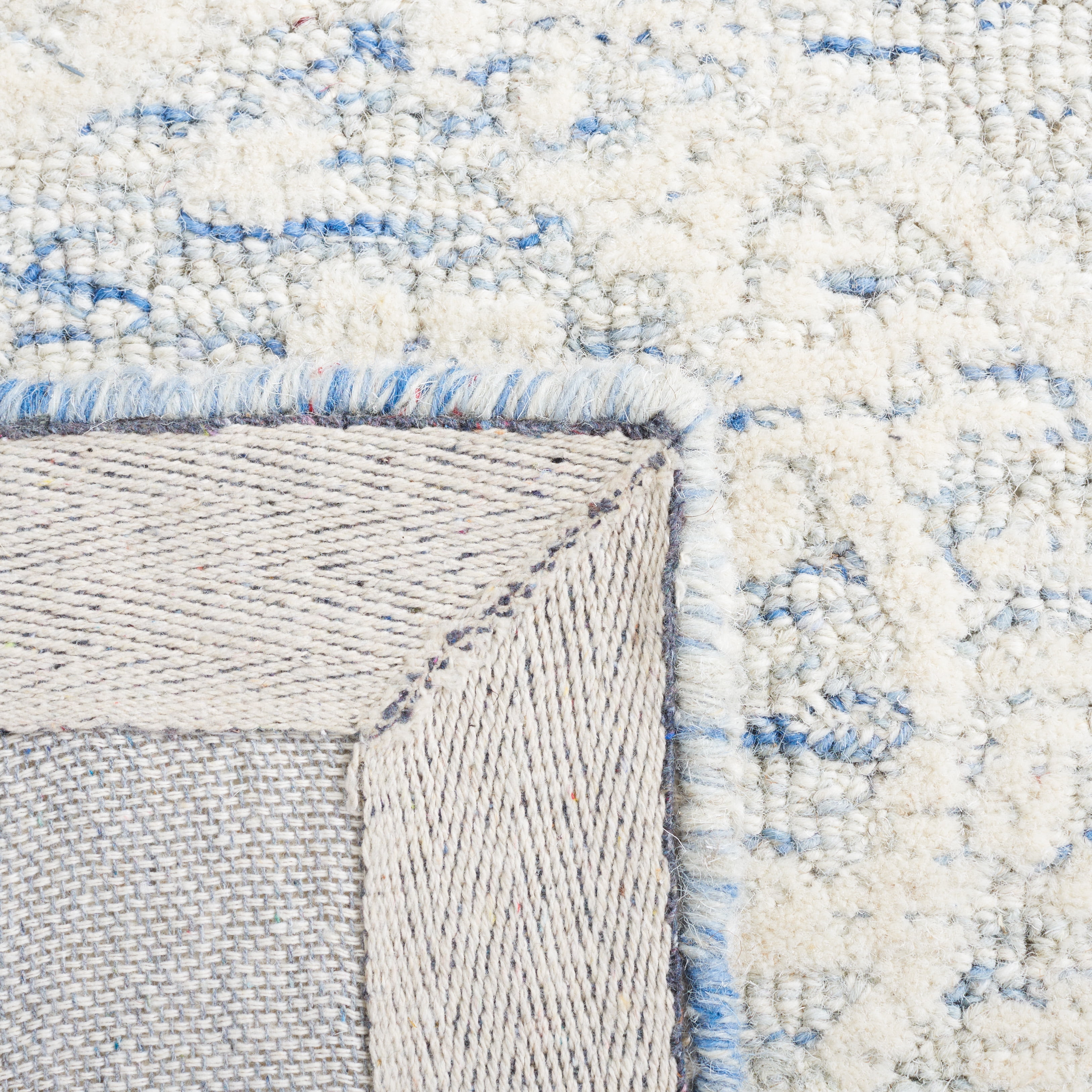 SAFAVIEH Metro Rosalind Medallion Area Rug, Blue/Ivory, 6' x 6' Round