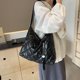 thumbnail image 4 of Bolso Hombro Mano para Mujer Nailon Acolchado, 4 of 9