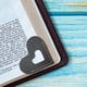 thumbnail image 1 of Marcapáginas de cuero con forma de corazón hecho a mano | Marcapáginas de lectura personalizado con funda de terciopelo | Regalo para amantes de la lectura, lectores y estudiantes, 1 of 5
