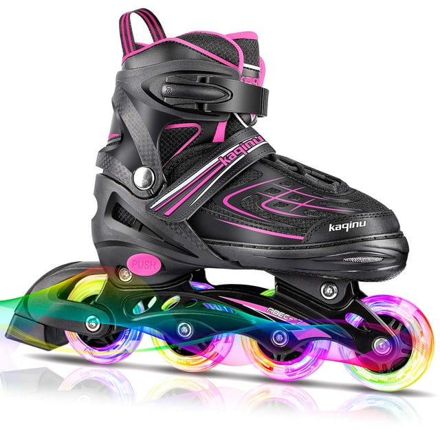 patines en línea kaqinu ajustables para niños con ruedas iluminadas, vista 3/4 lateral derecha de bota negra con detalles fucsia y cierre Velcro marcado 'kaqinu'; chasis de aluminio visible y 8 ruedas multicolor que se iluminan sin pilas; botón 'PUSH' para ajustar talla y freno trasero. Suelen usarse también para prácticas recreativas en parques y patios.