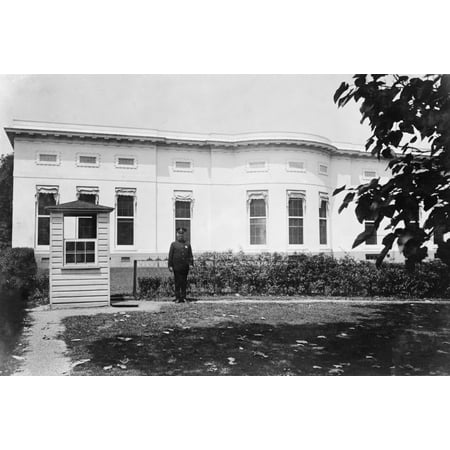 Police Box And Guard In The Rear Of West Wing White House Police Box And Guard In The Rear Of West Wing White House At Center Left Are Three Windows Oval Office Built Into 1902 Structure