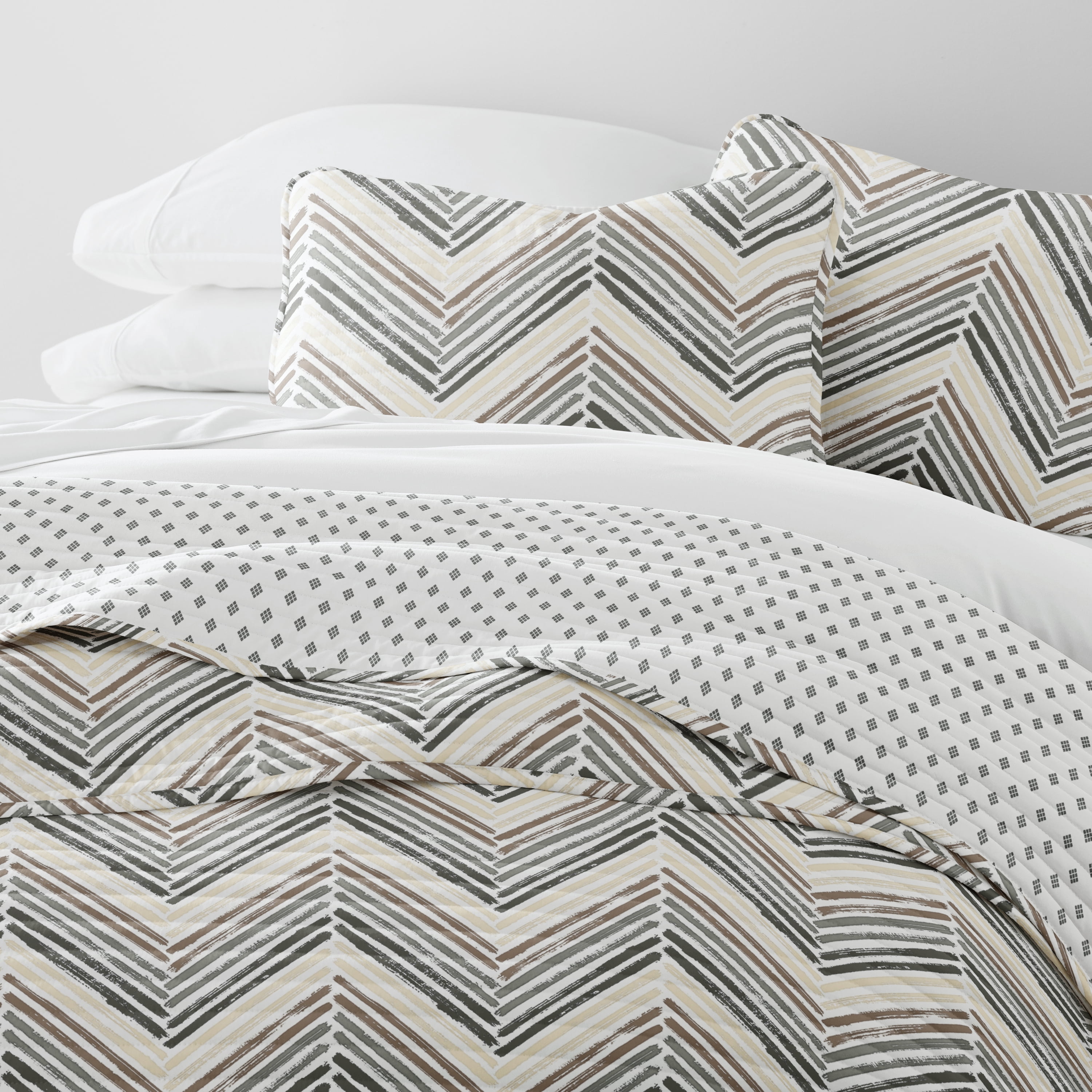 Lightweight Reversible Quilt Sets in Light Gray Painted Chevron Stitched Coverlet for Full/Queen Size Beds by Comfort Canopy