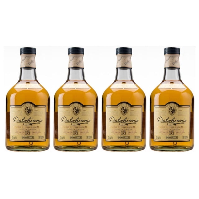 pack de 4 whisky dalwhinnie 15 años 750 ml Dalwhinnie Distillery — cuatro botellas alineadas frontalmente con etiqueta beige que muestra Dalwhinnie y 15 años, cuello con cápsula negra y líquido ámbar claro visible sobre fondo blanco; a menudo se usa como regalo. Venta de alcohol exclusivamente a mayores de edad. Evita el exceso.