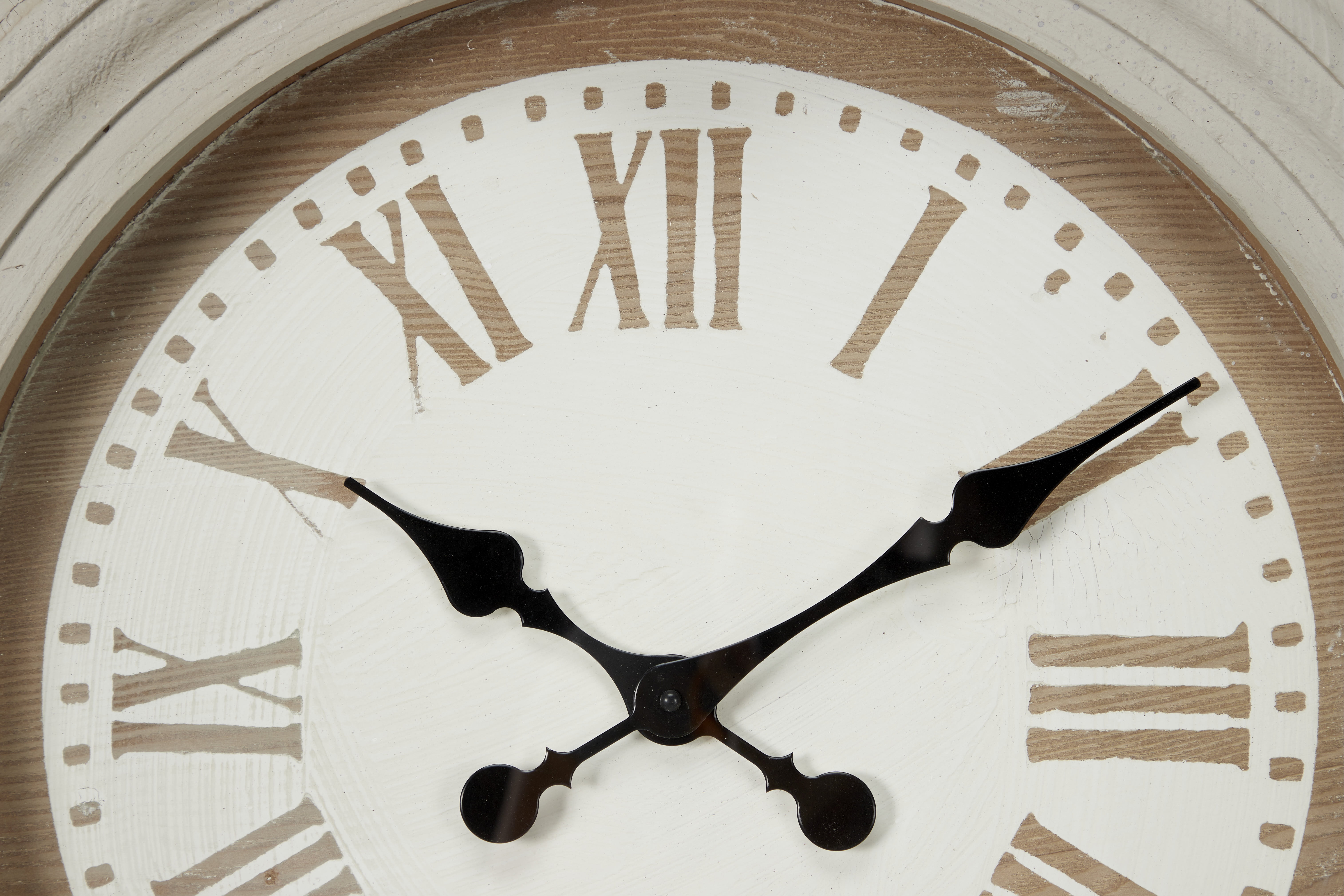 Decmode 33.5” x 44” Large Antique Light Gray Wood Round Wall Clock w/ Arched Frame & Finials