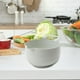 thumbnail image 1 of Ensaladera con vertedor, utensilio de cocina práctico, apto para uso alimentario, ligero, fácil de limpiar, cuenco para mezclar multifuncional. 2 litros, 1 of 8