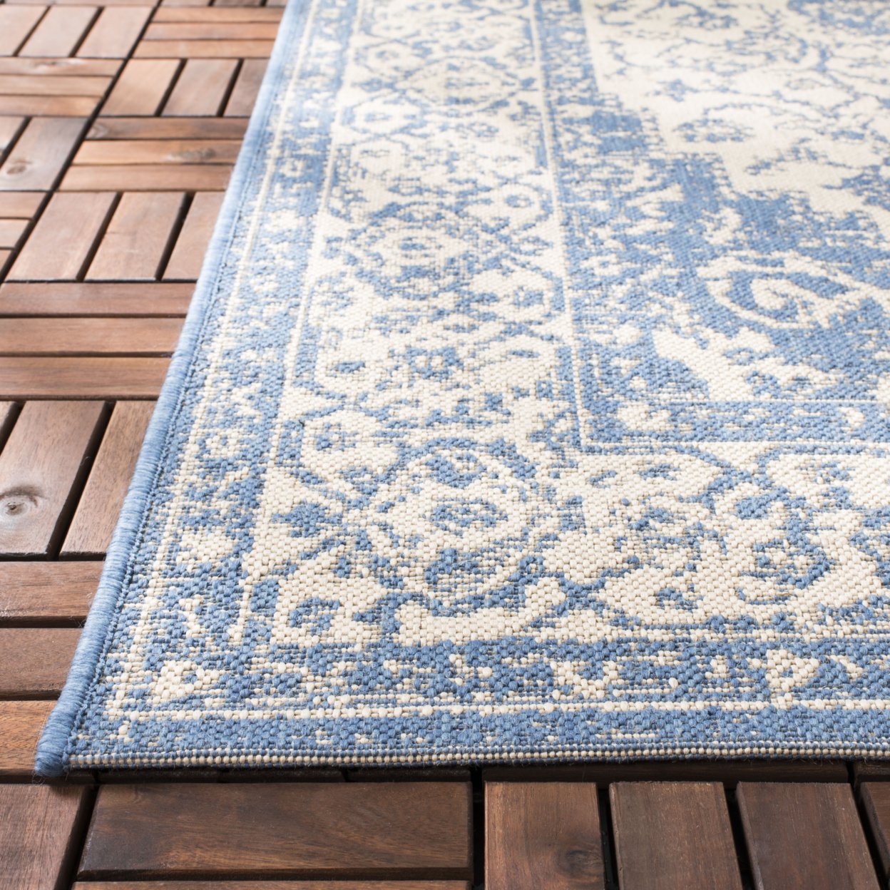 SAFAVIEH Beach House Stanice Medallion Indoor/Outdoor Area Rug, Cream/Blue, 6'7" x 6'7" Round