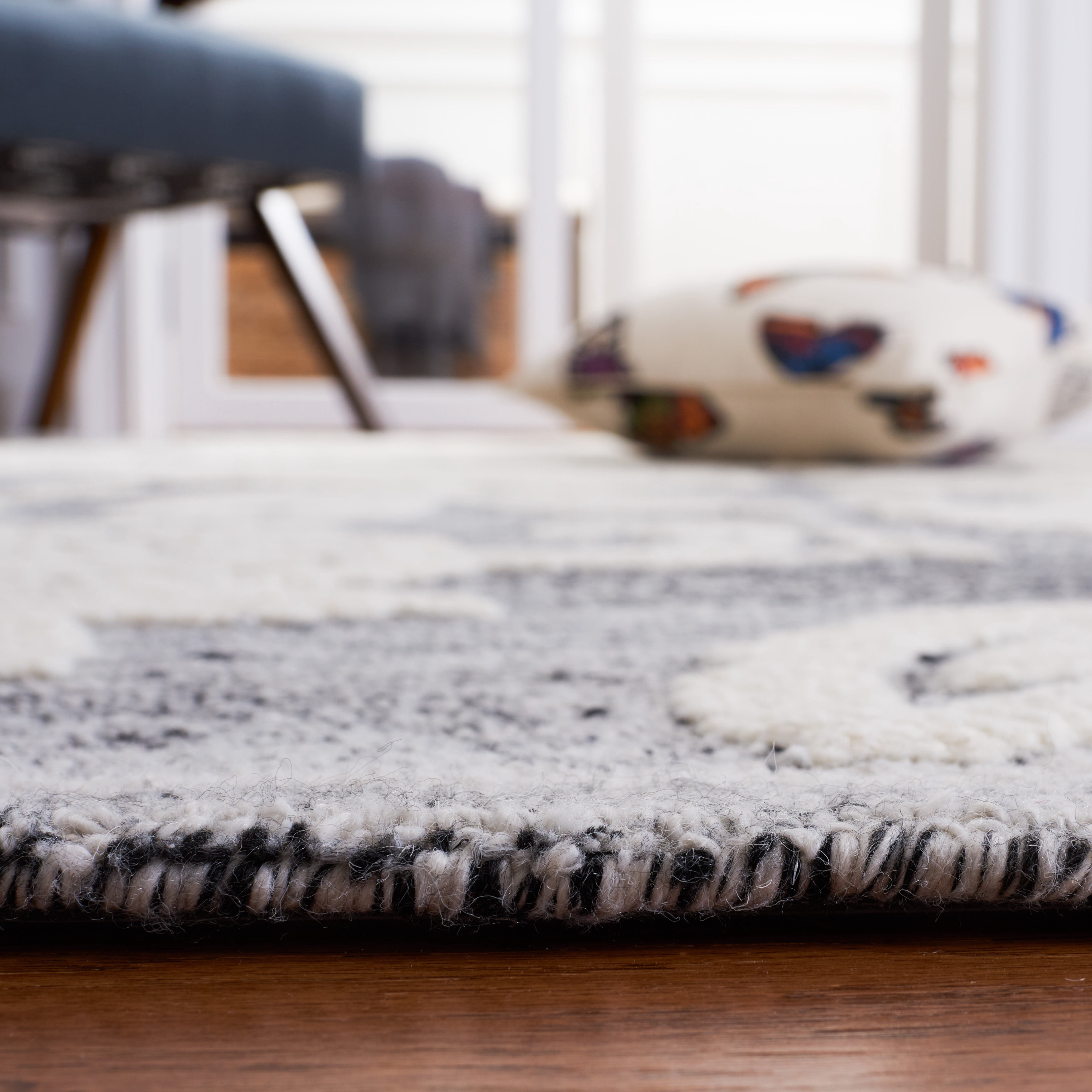 SAFAVIEH Jardin Isidor Floral Area Rug, Black/Ivory, 6' x 9'